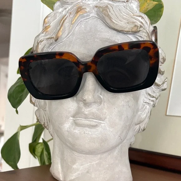 Anthropologie Tortoiseshell Sunglasses Arm with Gold Logo - Picture 4 of 4